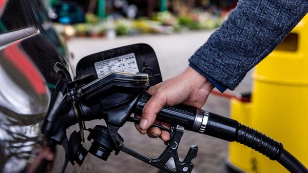 Ein Tankrüssel steckt im Tankstutzen eines Kraftfa