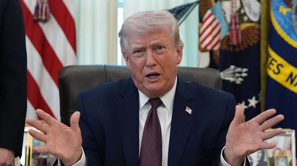 US-Präsident Donald Trump spricht im Oval Office d