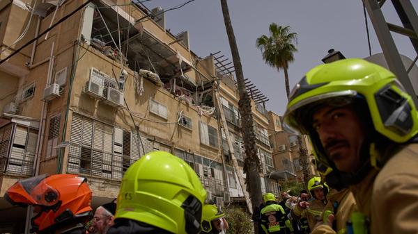 Israelische Rettungskräfte reagieren auf den Schad