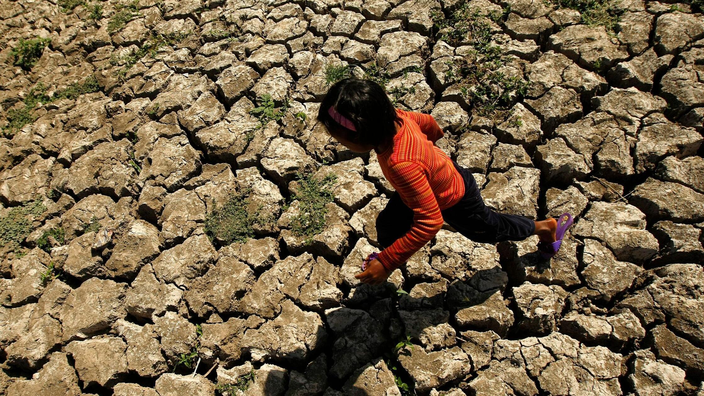 Ein philippinisches Kind läuft in der Provinz Cavi