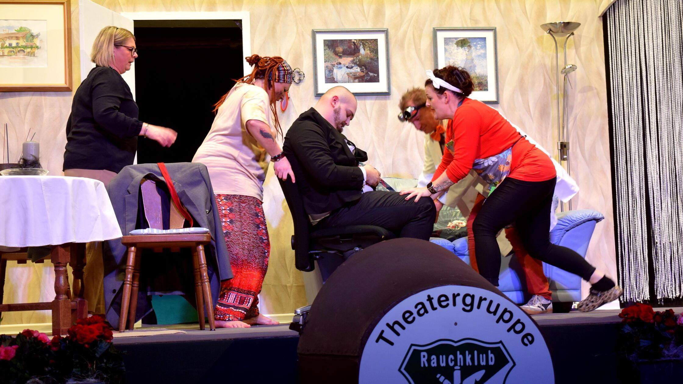 Ab auf die Bank bei der Bushaltestelle mit der Lei