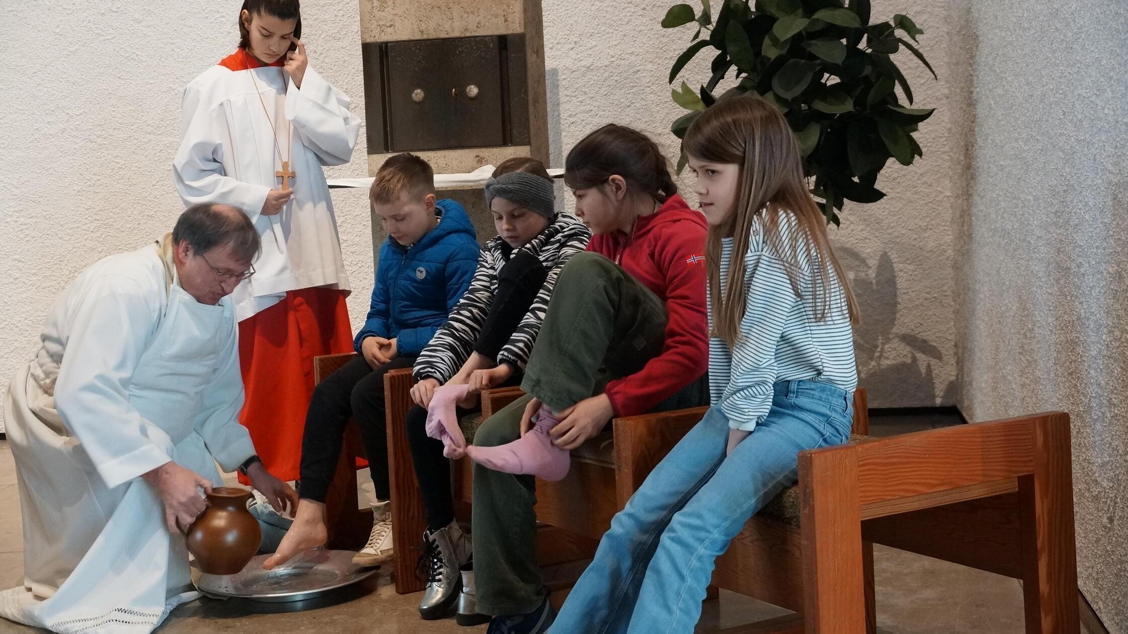 Pfarrer Meyer nahm bei den Erstkommunionskindern d