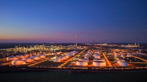 Blick auf die beleuchteten Anlagen der Total Energ