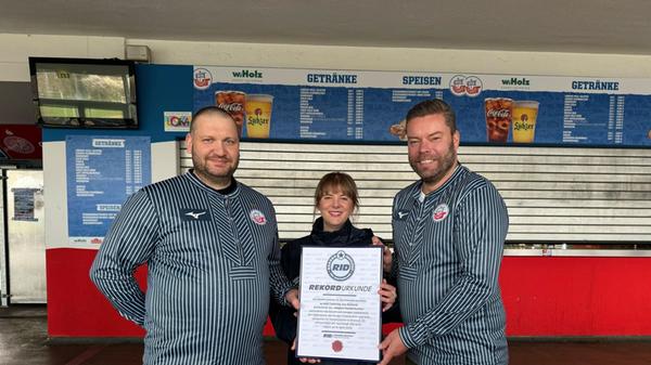 Rekord-Richterein Laura Koblischek (M) übergibt de