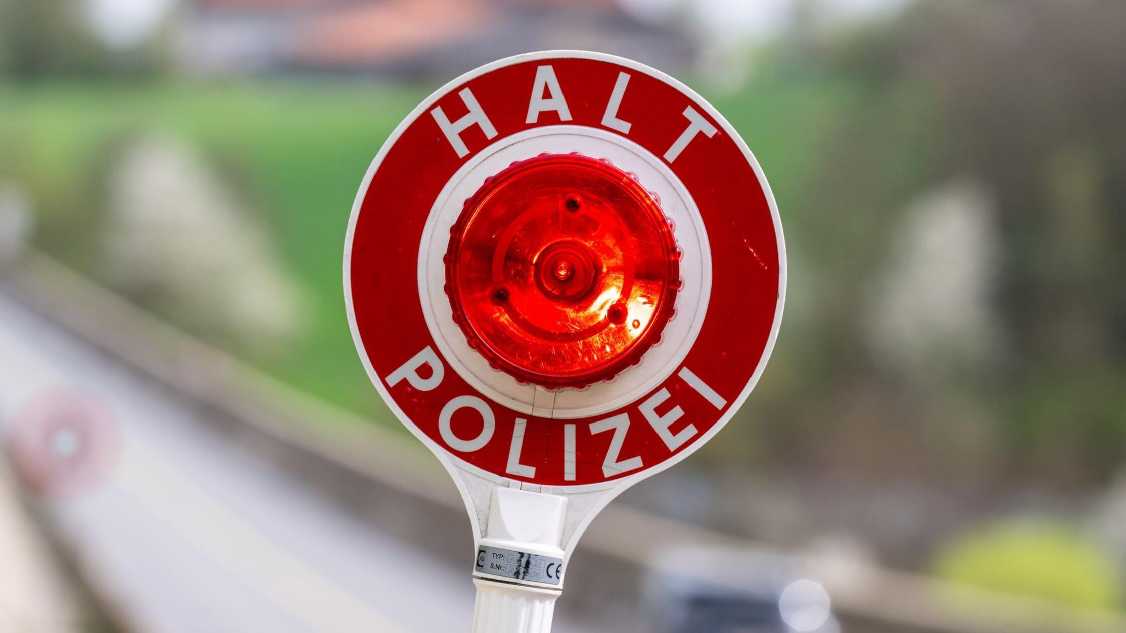 Eine Kelle mit der Aufschrift «Halt Polizei» wird 