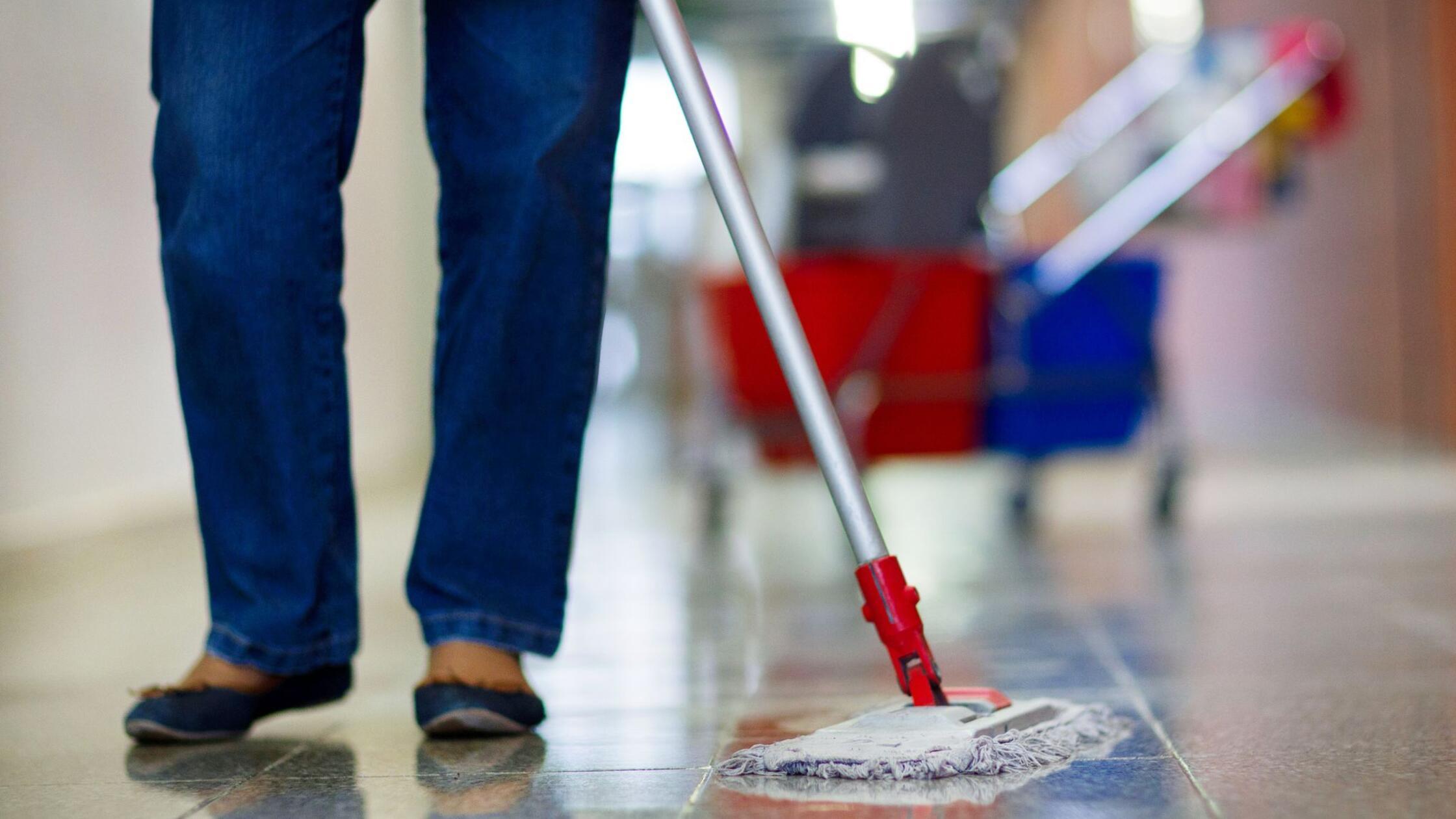 ARCHIV - ILLUSTRATION - Eine Gebäudereinigerin ein