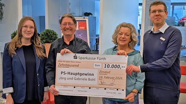 Freuen sich gemeinsam (v. li.): Kundenberaterin Ve