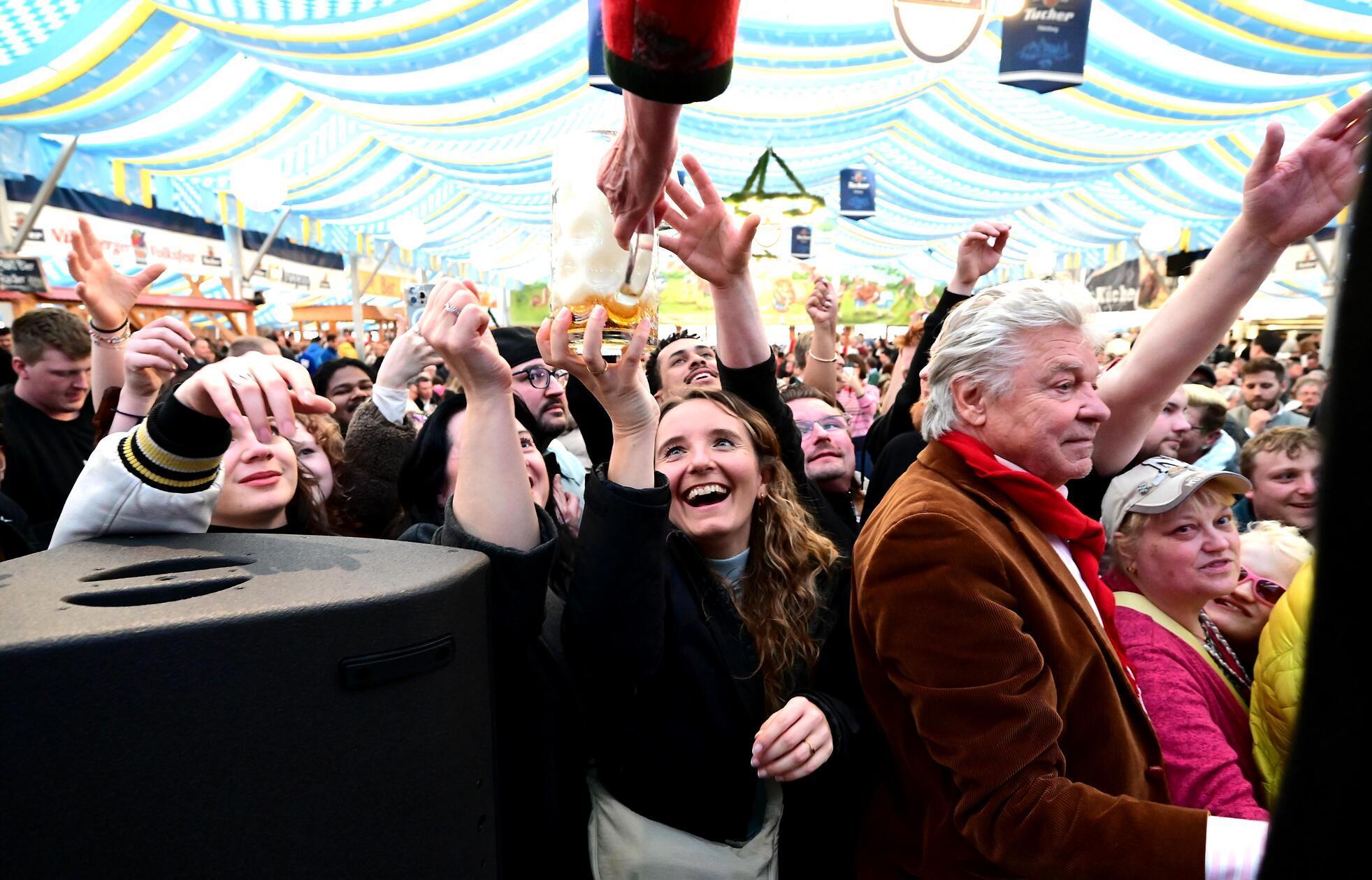 Die Stimmung ist prächtig, das Bier fließt, das Festzelt tobt: Drei Schläge hat die SPD-Stadträtin Christine Kayser gebraucht, die die wichtige Aufgabe in Vertretung von Oberbürgermeister Marcus König übernommen hat.