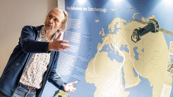 „Storchenvater“ und Autor Alfons Rolf Bense zeigt