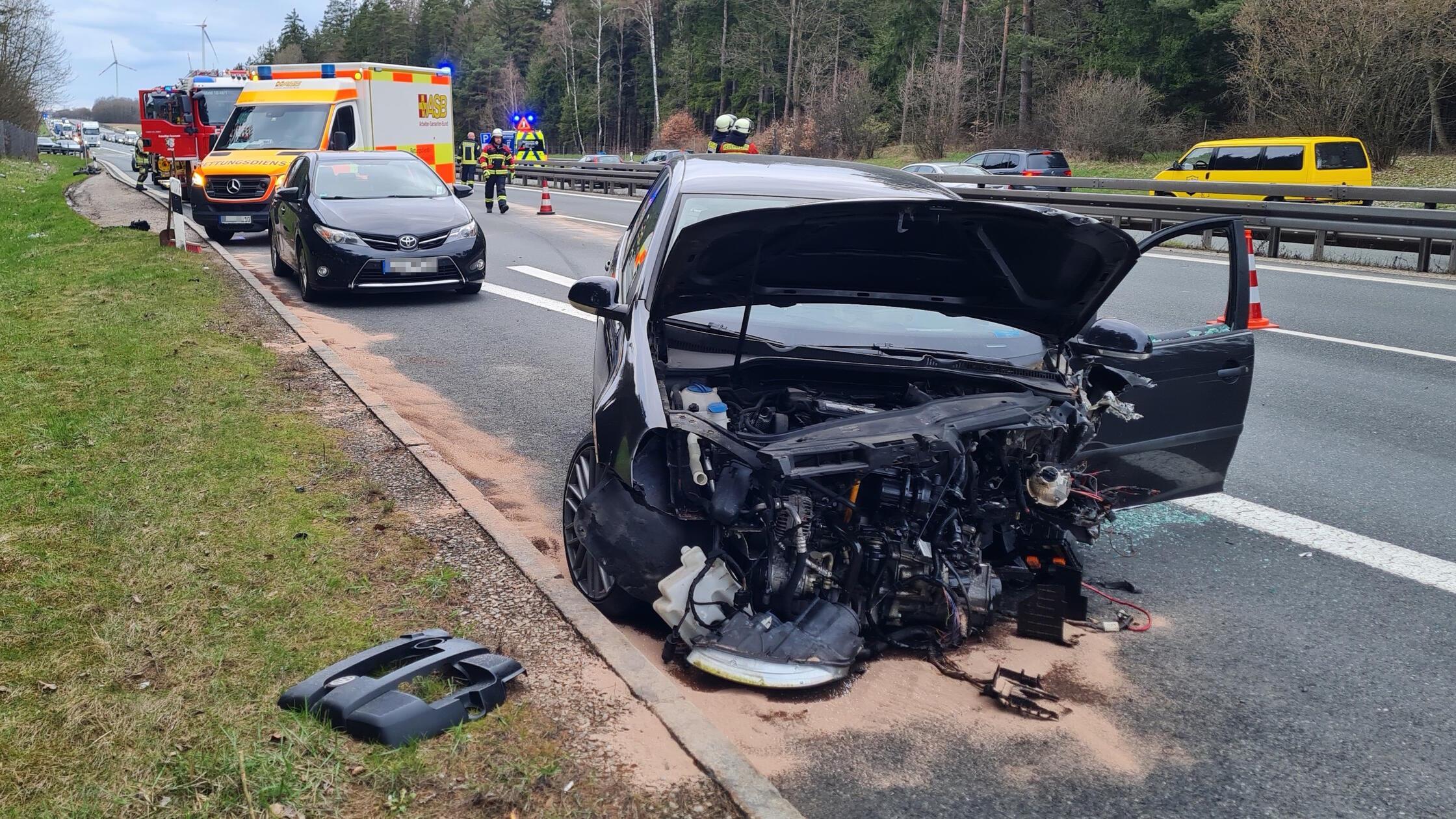 Der schwer beschädigte VW Golf