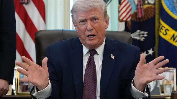 US-Präsident Donald Trump spricht im Oval Office d