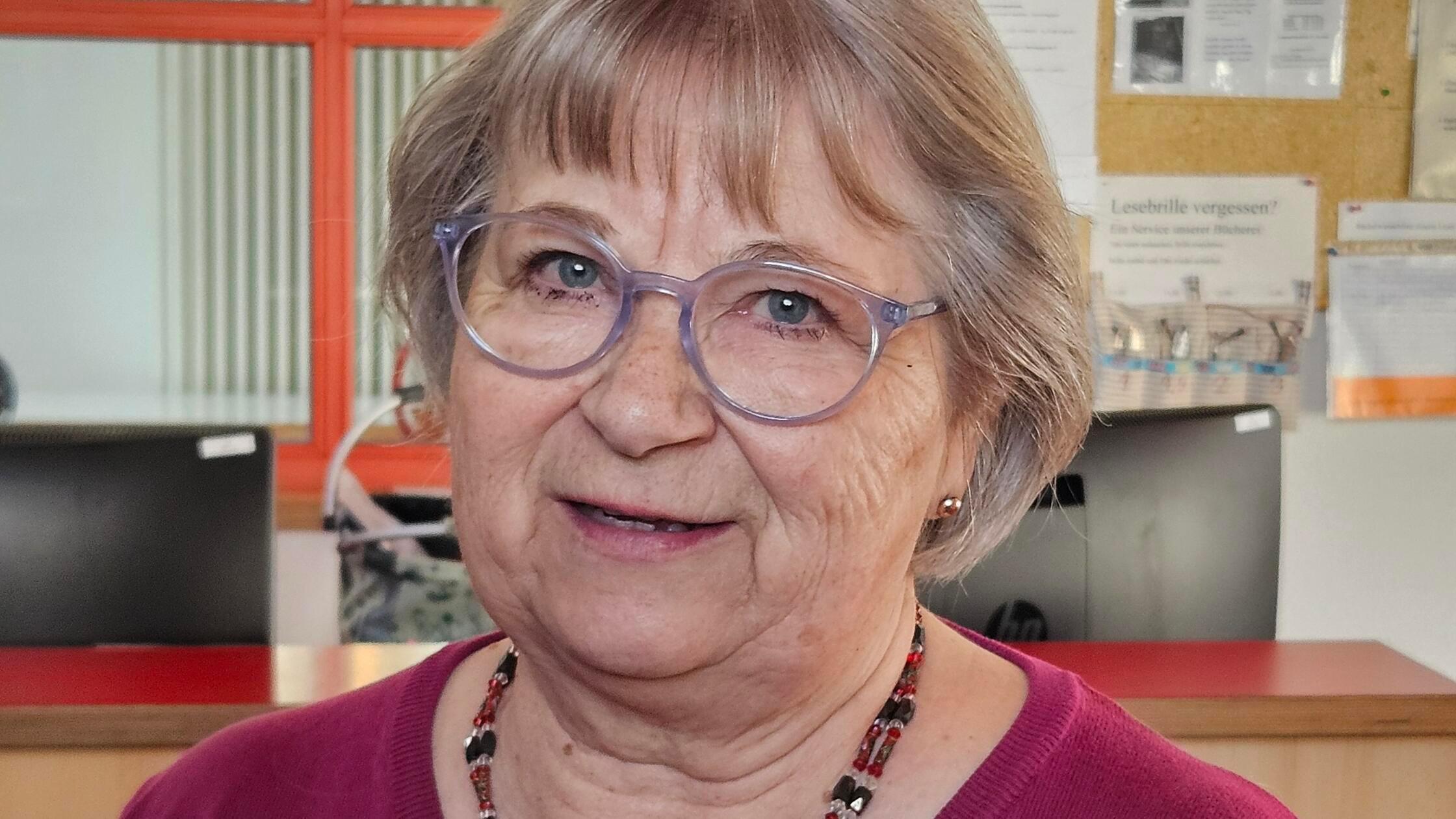 Frau Evelyn Greubel in der Bücherei in Rednitzhemb