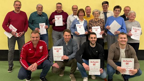 Stehend von links nach rechts: Valentin Prohaska,