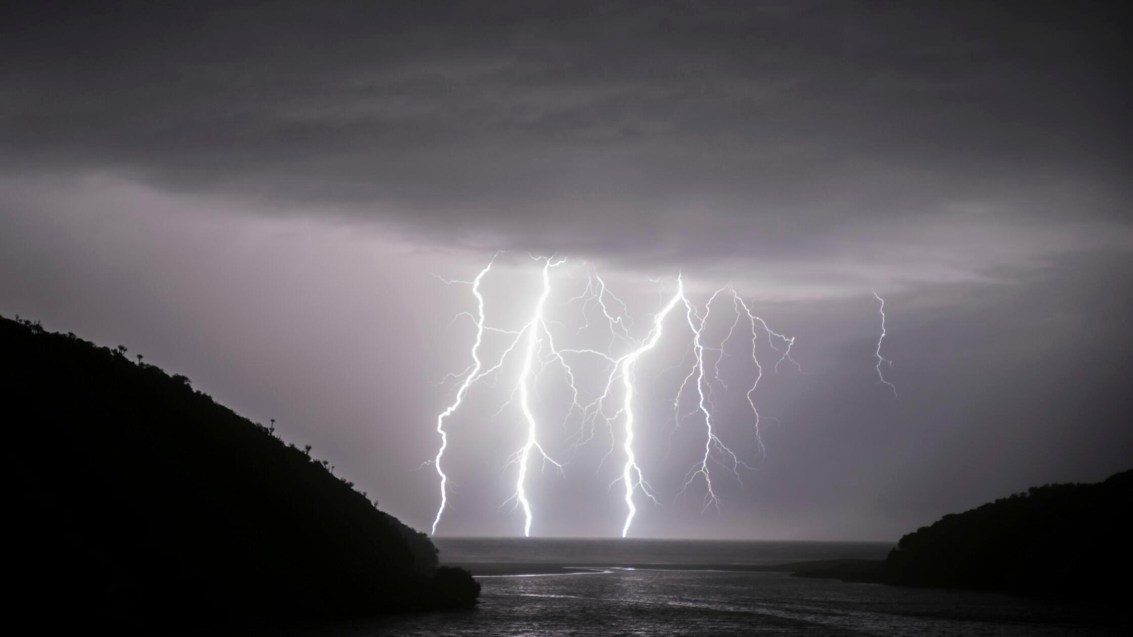 Gewitter mit Blitzen über dem Meer, East London, S