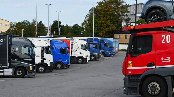 LKW Rastplatz bzw Autohof an der Autobahn A9. Foto
