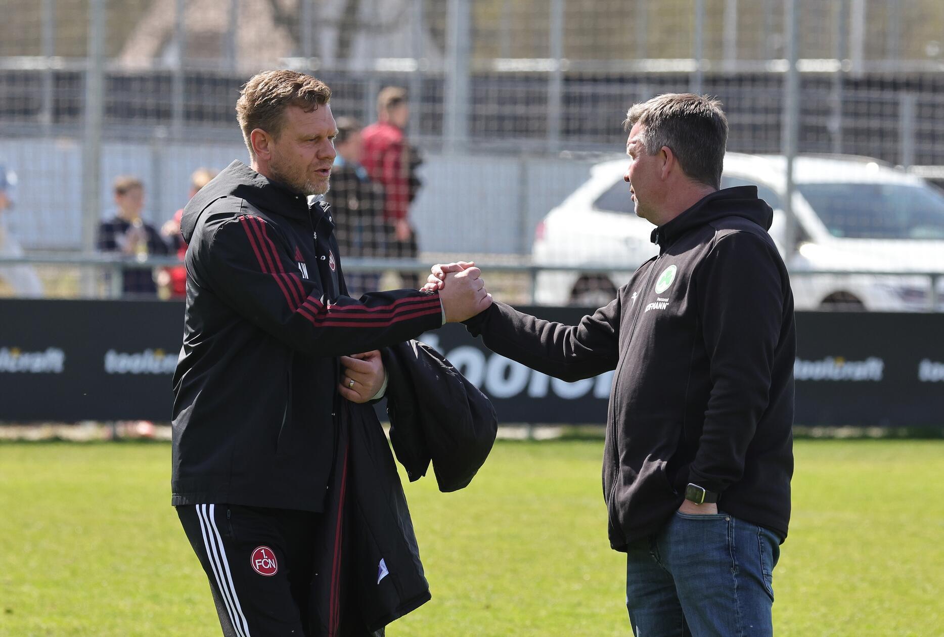 Andreas Wolf (Trainer 1. FC Nürnberg FCN II ) Christian Fiedler (Trainer SpVgg Greuther Fürth II ) klatschen vor Spielbeginn ab