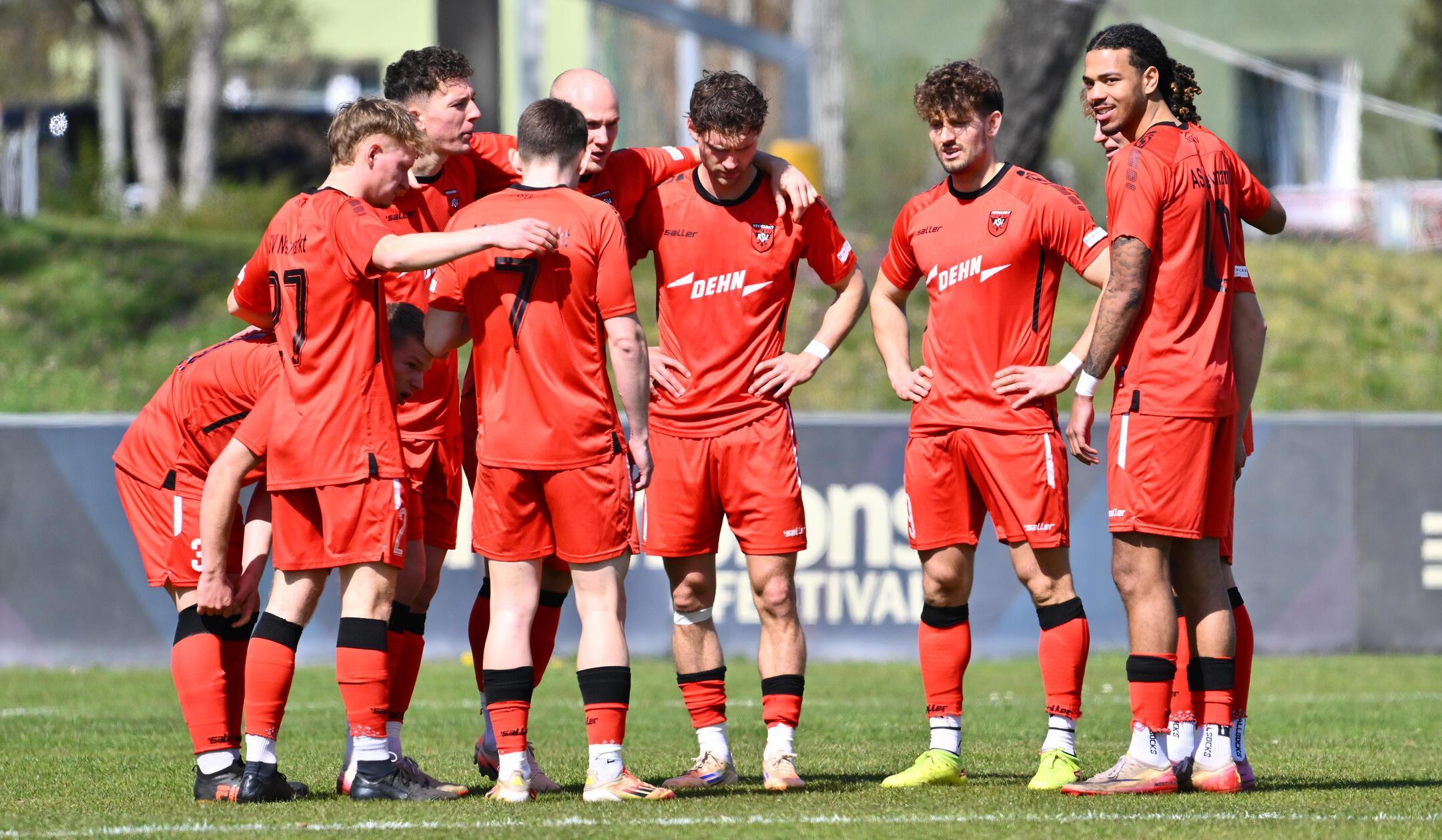 An Ostermontag auf dem Platz: Teamkreis ASV Neumarkt vor Spielbeginn