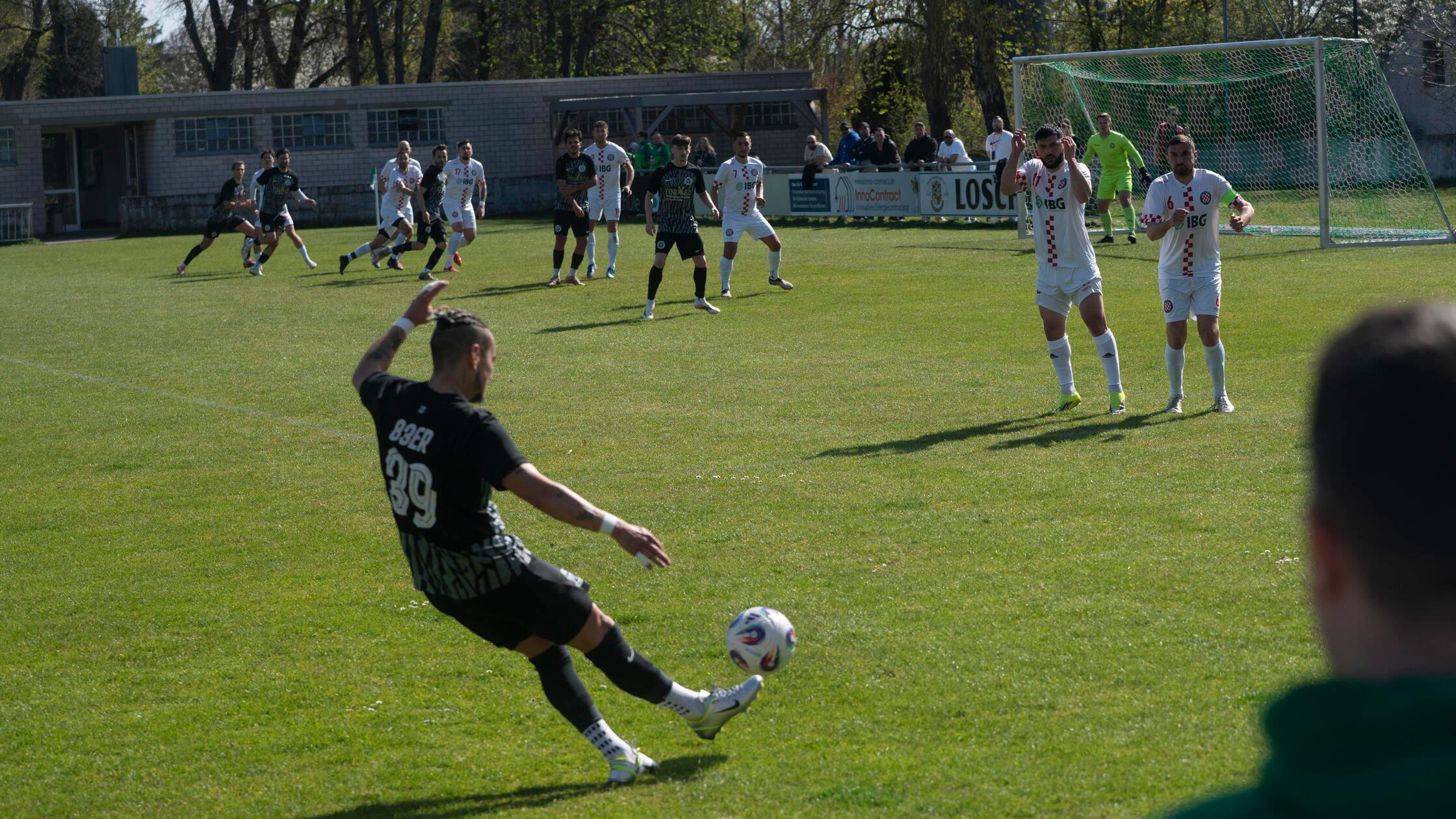 Yakub Basoglu zieht einen Freistoß in die Mitte. S