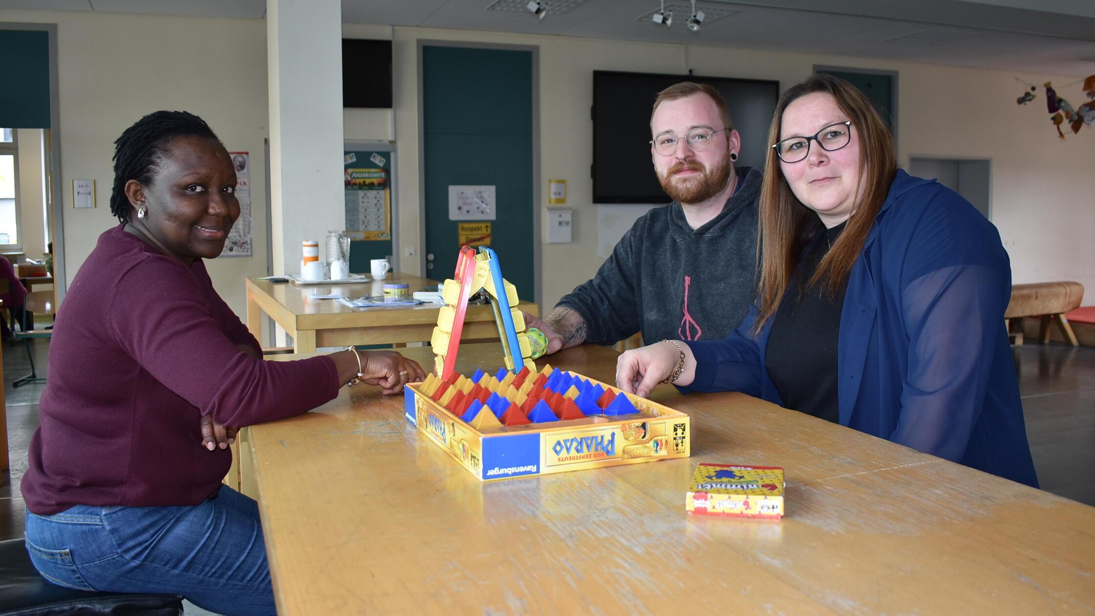 von links: Florence Röck, gegenüber Nico Schütz un