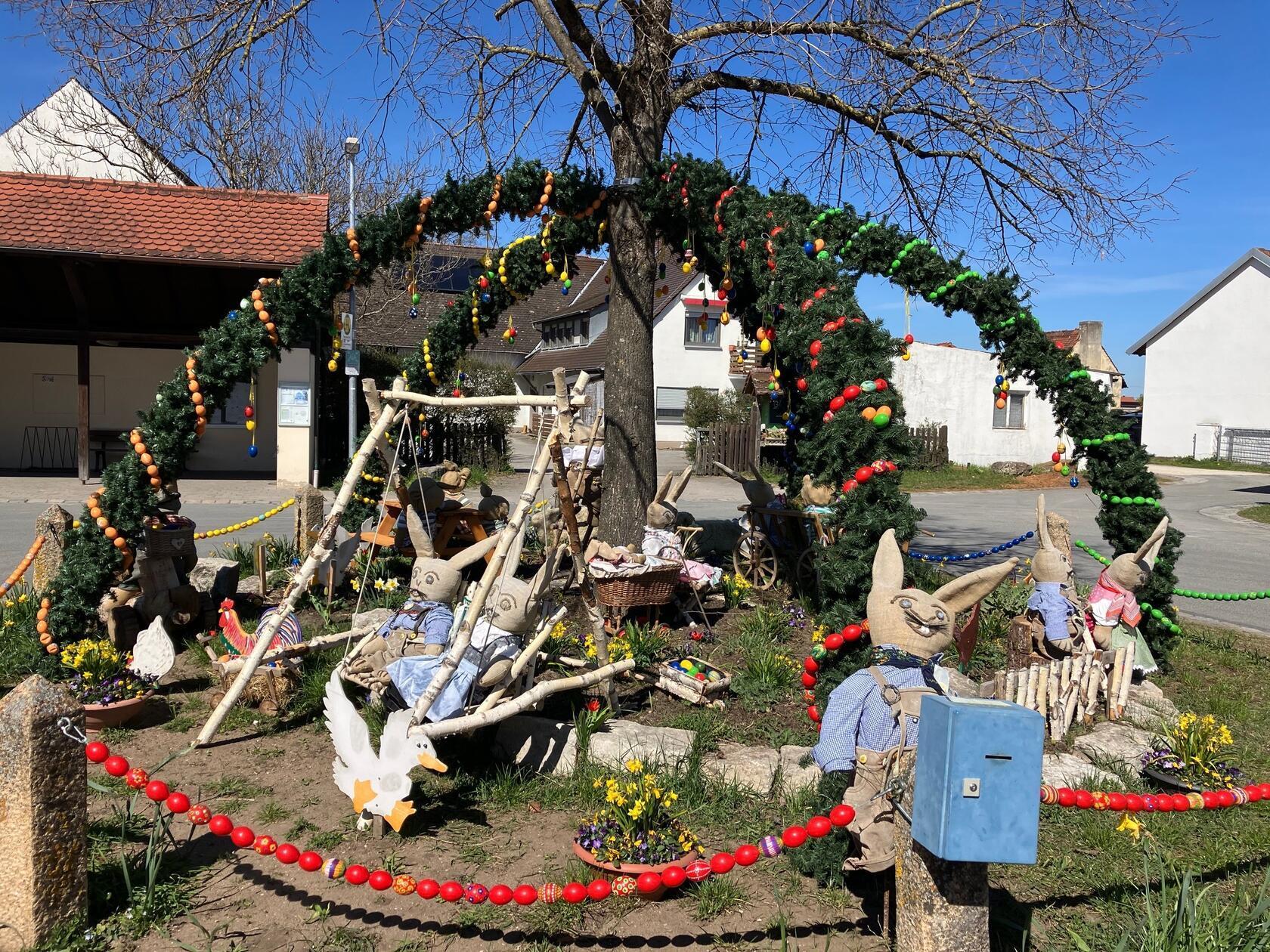 Der Osterbrunnen in Raubersried.