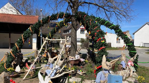 Der Osterbrunnen in Raubersried.