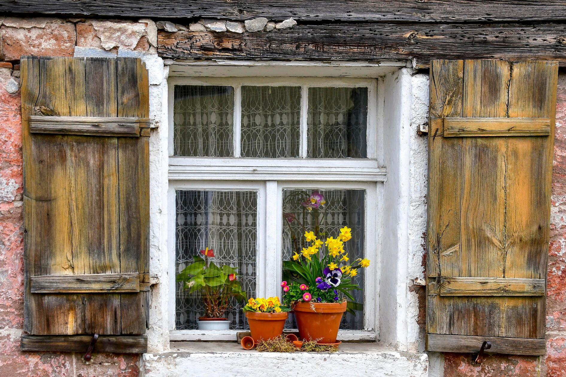 Mit jedem Jahr werden solche alten Fenster nur noch schöner, sie tragen eine Schönheit, die erst die Zeit entstehen lässt und je älter die Fenster, desto mehr Geschichten erzählen sie!