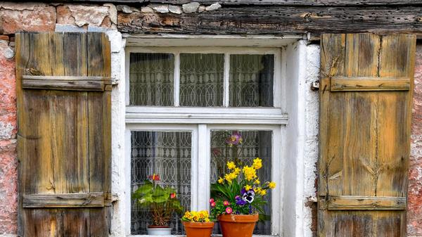 Mit jedem Jahr werden solche alten Fenster nur noch schöner, sie tragen eine Schönheit, die erst die Zeit entstehen lässt und je älter die Fenster, desto mehr Geschichten erzählen sie!