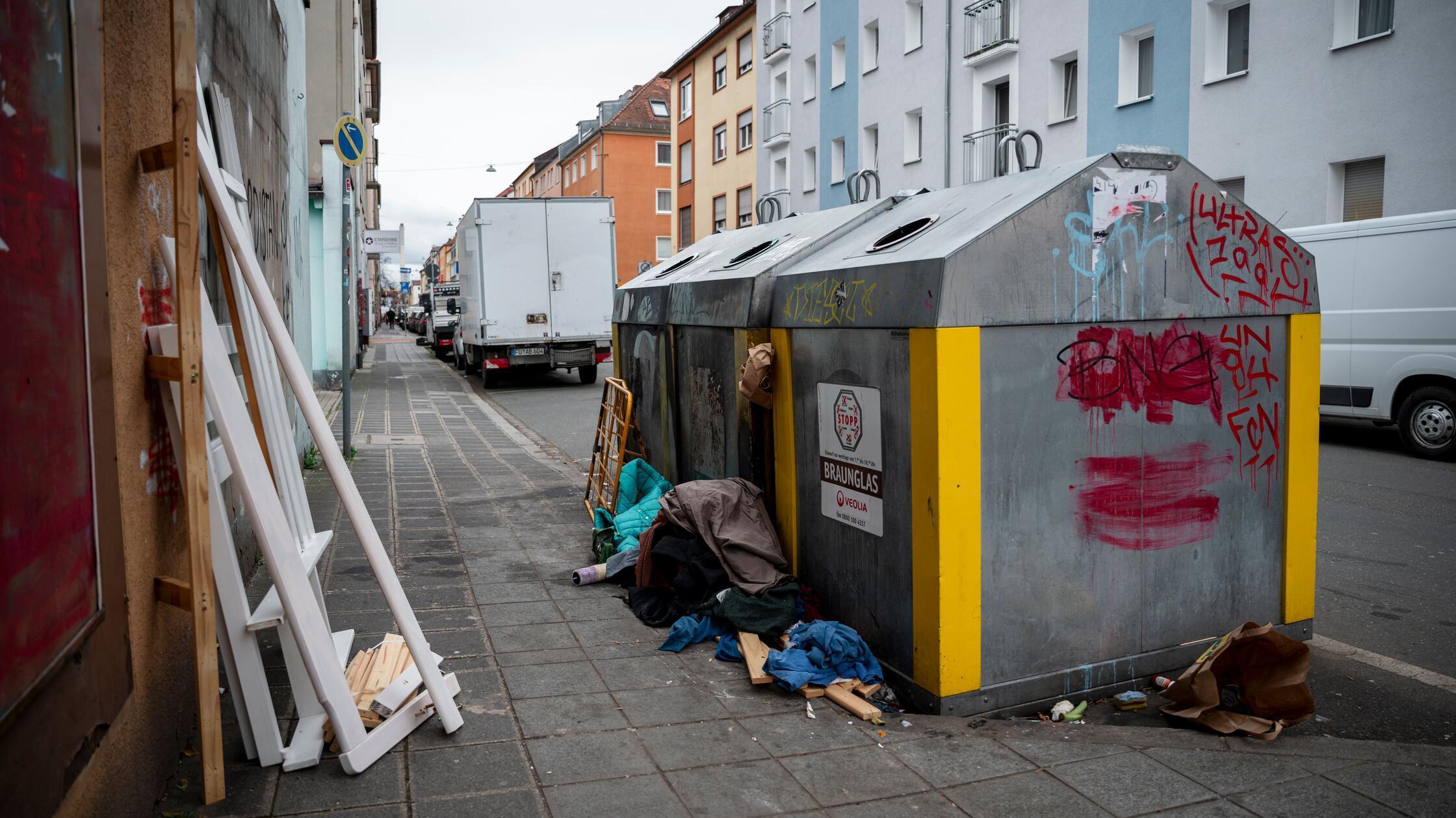 PRODUKTION - 14.03.2026, Bayern, Nürnberg: Neben e