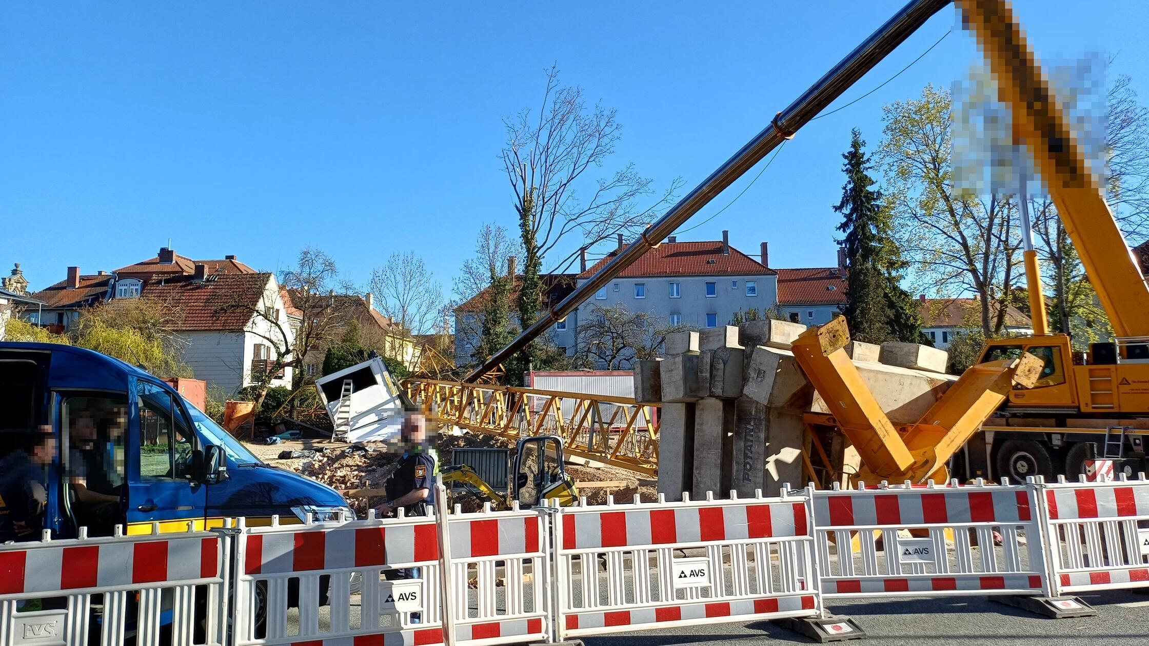 Construction crane collapses: 40-meter-high crane crashes onto a ...