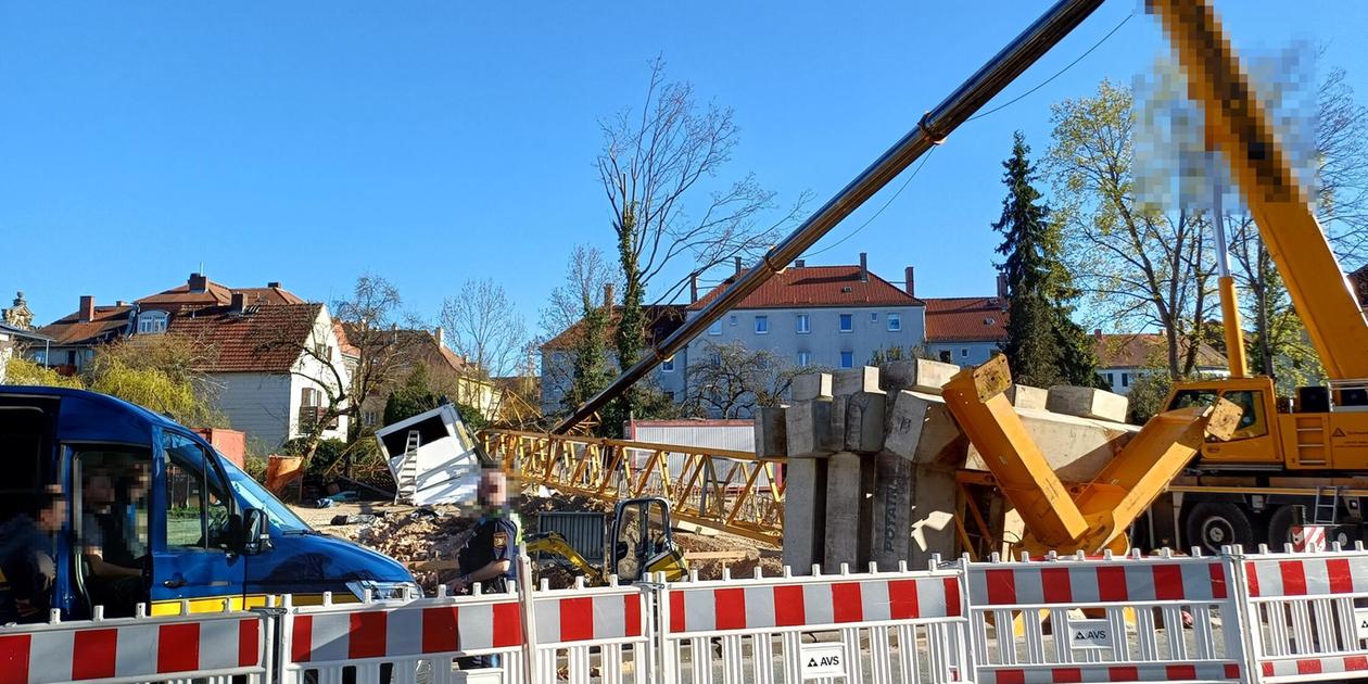 Construction crane collapses: 40-meter-high crane crashes onto a ...