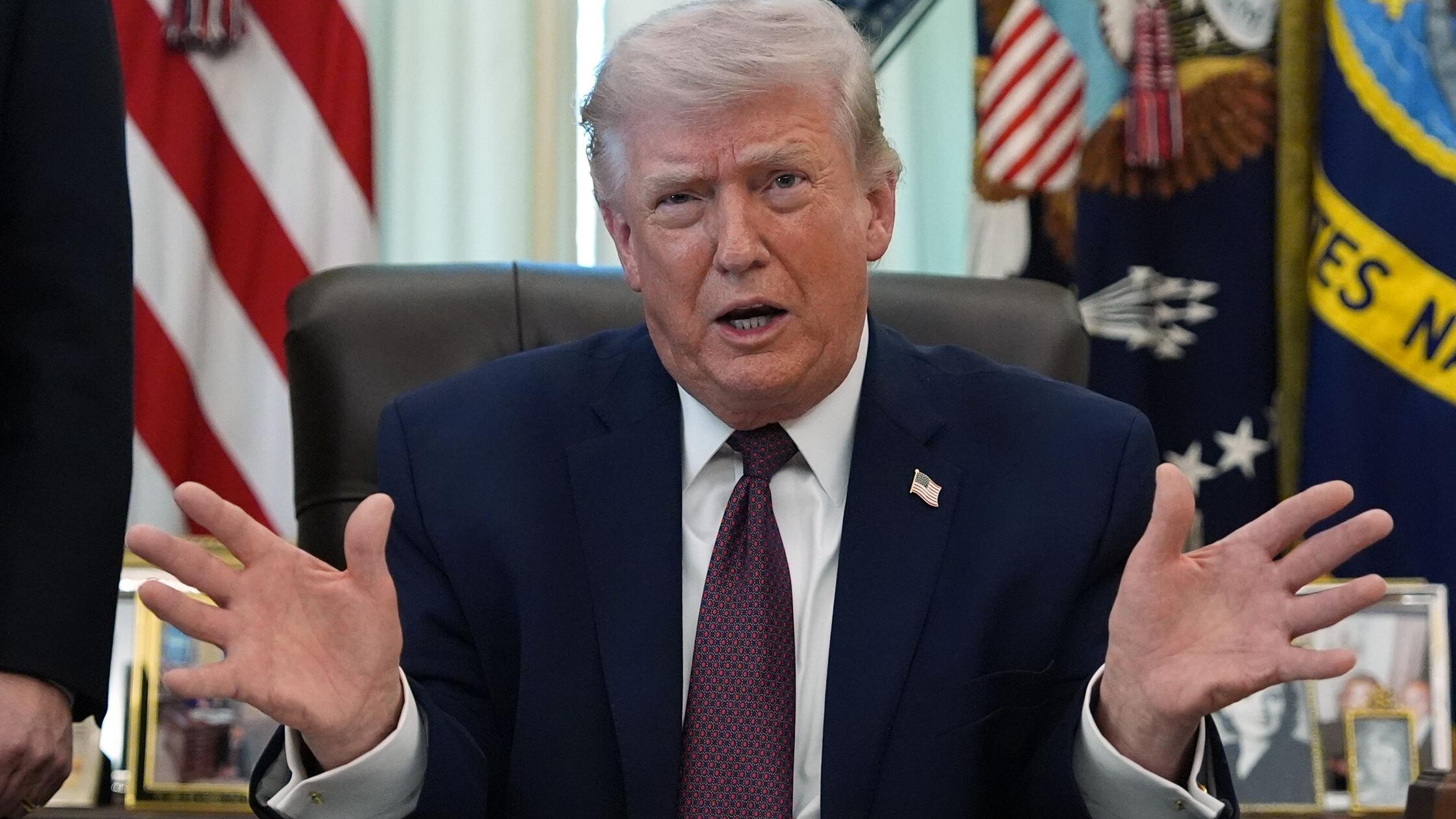 US-Präsident Donald Trump spricht im Oval Office d