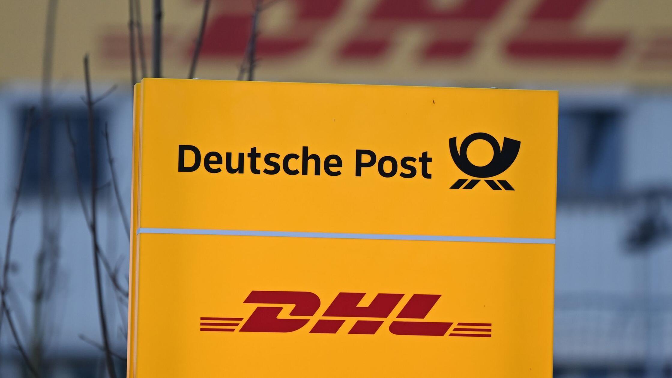 Die Logos DHL und Deutsche Post stehen vor dem DHL