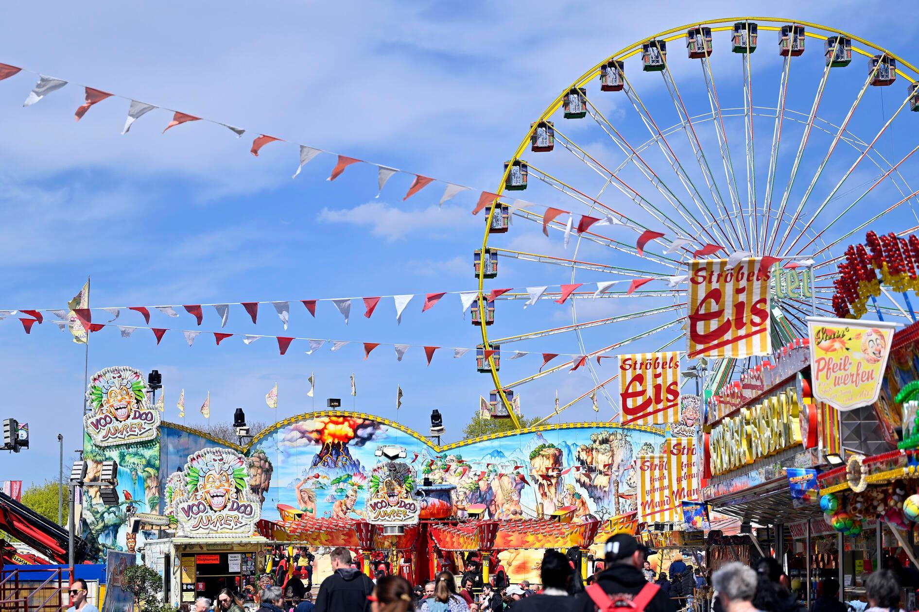 Riesenrad, Karussell & Co. auf dem Nürnberger Frühlingsfest drehen sich in diesem Jahr eine Woche länger. An diesem Wochenende erwarten das Publikum folgende Specials: "Moviestars und Superhelden" inklusive Feuerwerk (Fr., ab 14 Uhr) sowie der "Sunday Funday" (So., ab 13 Uhr).