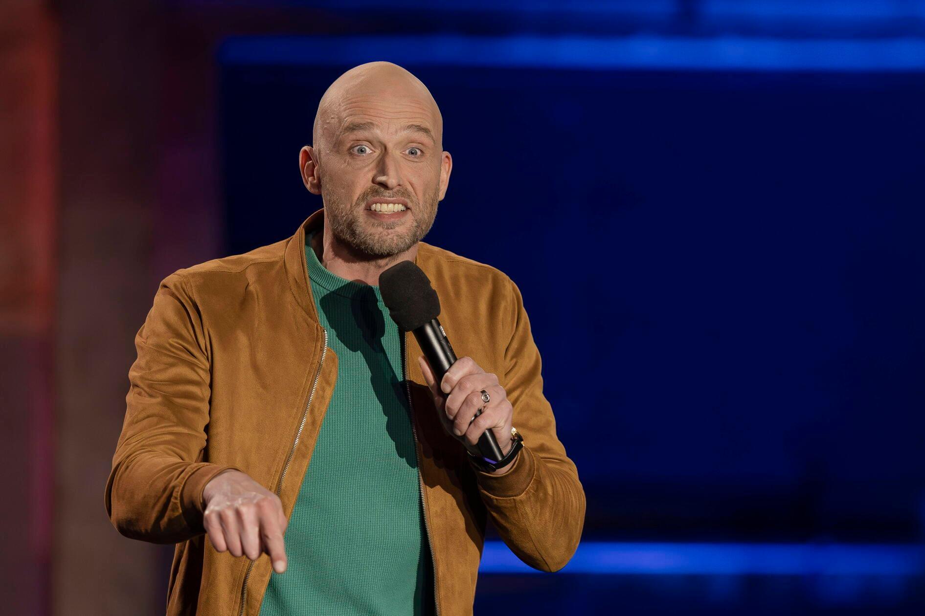 André Kramer ist Politikwissenschaftler, Musiker und Comedian. Am Freitag stellt der Künstler sein zweites Programm "Dirty Joking" im Gutmann vor. Die Show mit dem in Hamburg lebenden Satiriker, der mit einem Schild mit der Aufschrift "Ich bin Anwohner und gehe nur kurz zu Edeka" während der Ausschreitungen rund um den G20-Gipfel 2017 in Hamburg", zur Internet-Berühmtheit wurde, beginnt um 20 Uhr.