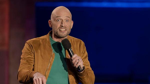 André Kramer ist Politikwissenschaftler, Musiker und Comedian. Am Freitag stellt der Künstler sein zweites Programm "Dirty Joking" im Gutmann vor. Die Show mit dem in Hamburg lebenden Satiriker, der mit einem Schild mit der Aufschrift "Ich bin Anwohner und gehe nur kurz zu Edeka" während der Ausschreitungen rund um den G20-Gipfel 2017 in Hamburg", zur Internet-Berühmtheit wurde, beginnt um 20 Uhr.