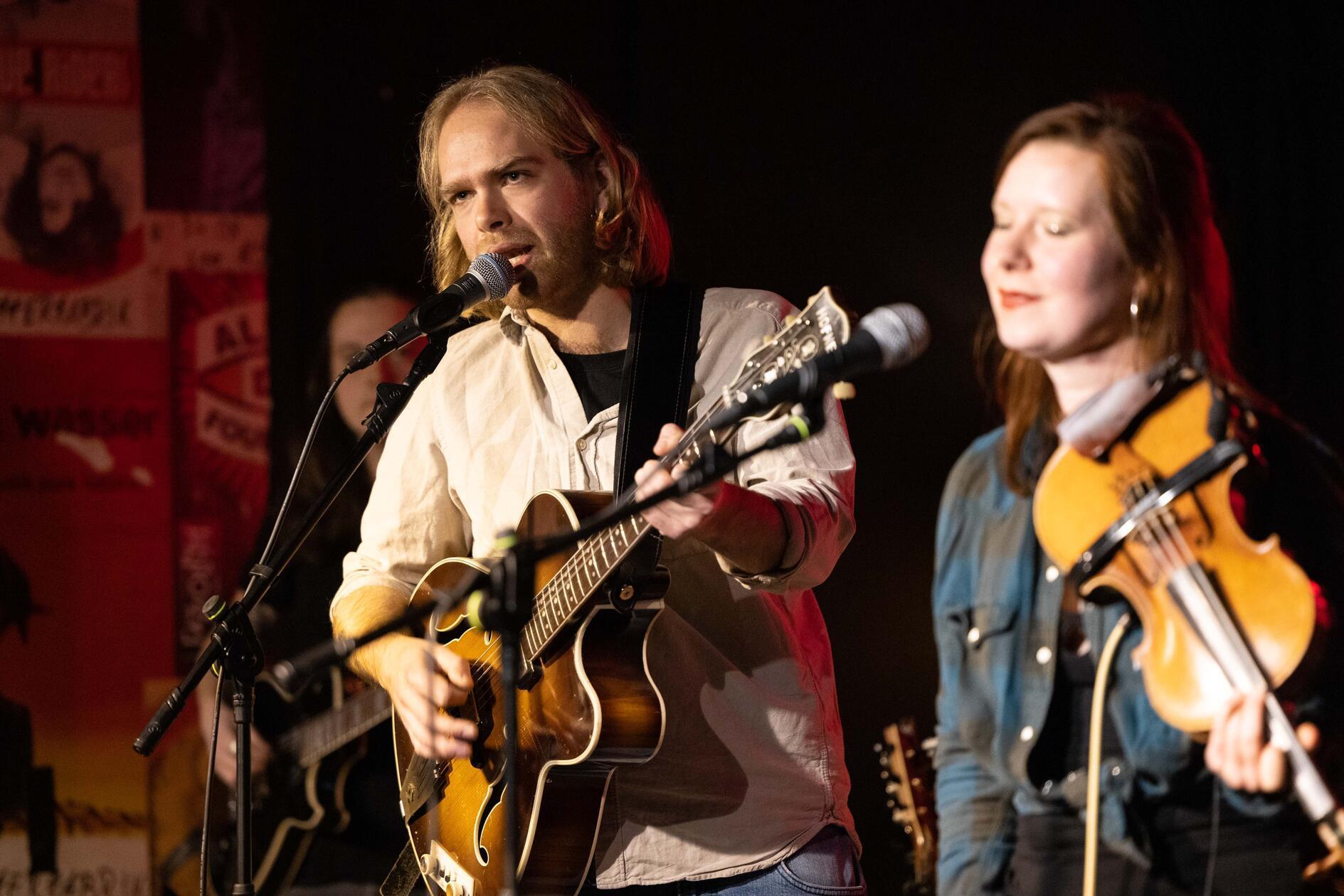 Blues, Americana und Rock'n'Roll kreuzt die Bamberger Formation Oporto. Die Band, die Konzerte im gesamtdeutschen Raum absolviert, heizt ab 20 Uhr ein.