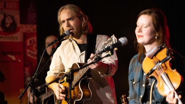 Blues, Americana und Rock'n'Roll kreuzt die Bamberger Formation Oporto. Die Band, die Konzerte im gesamtdeutschen Raum absolviert, heizt ab 20 Uhr ein.