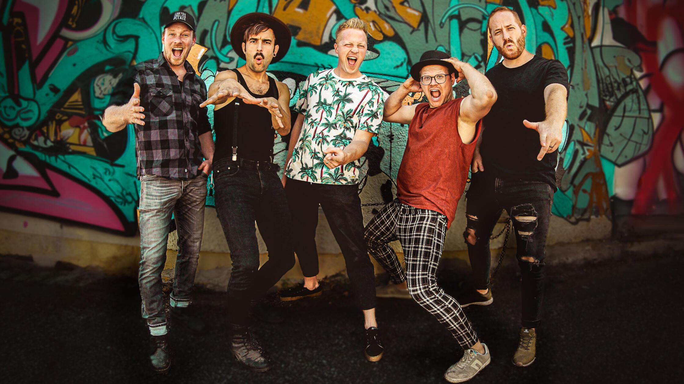 Sie stammen aus dem St. Galler Rheintal und sind für ihren irren Musikmix aus Elektro und Oberkrainer-Sound, Pop und Blasmusik bekannt: die Fäaschtbänkler. Gegründet vor über fünfzehn Jahren, haben die fünf Musiker zunächst auf Dorffesten performt. Aus dieser Zeit stammt auch der ausgefallene Bandname der Formation, denn das Wort Fäaschtbänkler leitet sich von Festbank ab. Am Freitag lassen es die Burschen eine Nummer größer krachen - in der KIA Metropol Arena. Einlass: 18.30 Uhr.