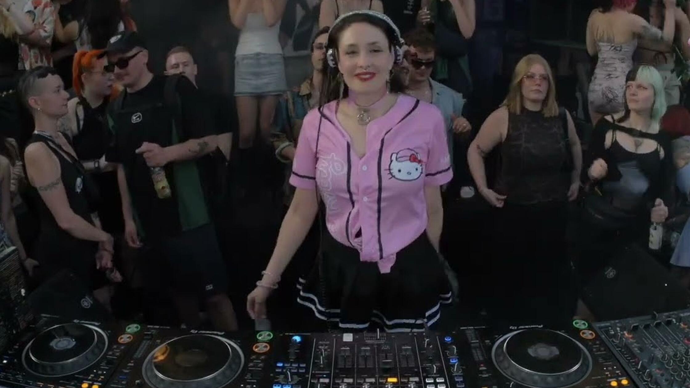 Am Freitag tun sich die Kollektive Bisous, Infernus und Fierce Flow Collective zusammen und bespielen Galerie und Roter Salon im Z-Bau mit einer Mische aus Hardtrance, Bounce, Trance und Hardtechno. Neben einer Latte an lokalen Acts steht unter anderem Blame The Booker (Foto) an den Decks. Beginn: 22 Uhr.