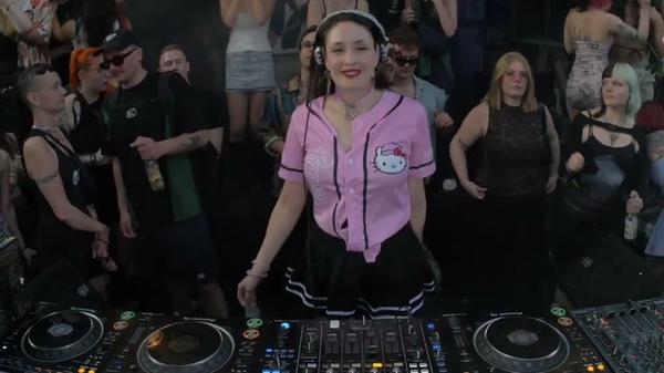 Am Freitag tun sich die Kollektive Bisous, Infernus und Fierce Flow Collective zusammen und bespielen Galerie und Roter Salon im Z-Bau mit einer Mische aus Hardtrance, Bounce, Trance und Hardtechno. Neben einer Latte an lokalen Acts steht unter anderem Blame The Booker (Foto) an den Decks. Beginn: 22 Uhr.