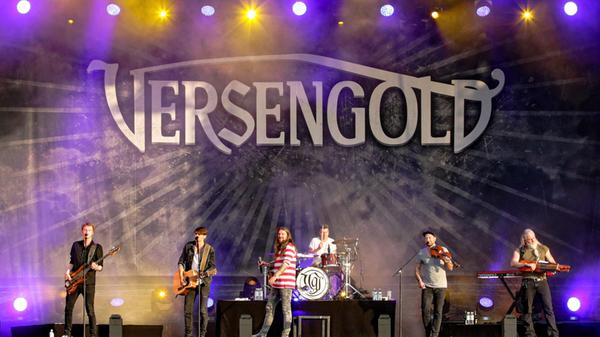 Die Band Versengold startete einst als reines Hobbyprojekt. Inzwischen ist die Kapelle eine der bekanntesten Formationen der deutschen Folkrock-Szene. Am Freitag stellt die Gruppe aus der Nähe von Bremen ihr frisch veröffentlichtes Album "Eingeordnet" in der Stadthalle Fürth vor. Los geht das Fest um 20 Uhr.