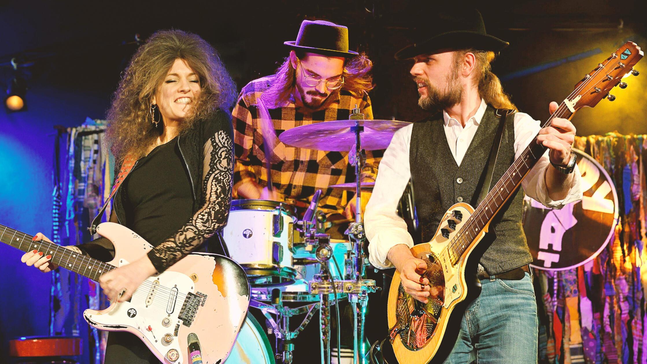 Sie sind die Botschafter einer neuen Blues-Generation: Muddy What? aus München und Nürnberg. Am Freitag bespielt das von den Geschwistern Ina und Fabian Spang angeführte Dreiergespann, welches mit seinem belebenden Sound frischen Wind ins Genre bringt, das Deutsche Hirtenmuseum in Hersbruck. Das Konzert mit den Siegern der „German Blues Challenge 2021“ beginnt um 19 Uhr.