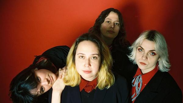 Die aus Bristol anreisende Gruppe Grandmas House bietet einen in Grunge und Post-Punk getunkten Sound. Am Samstag präsentieren die Frauen ihre Songs im Erlanger E-Werk. Support liefert die Band The Lovebites. Beginn ist um 20 Uhr.