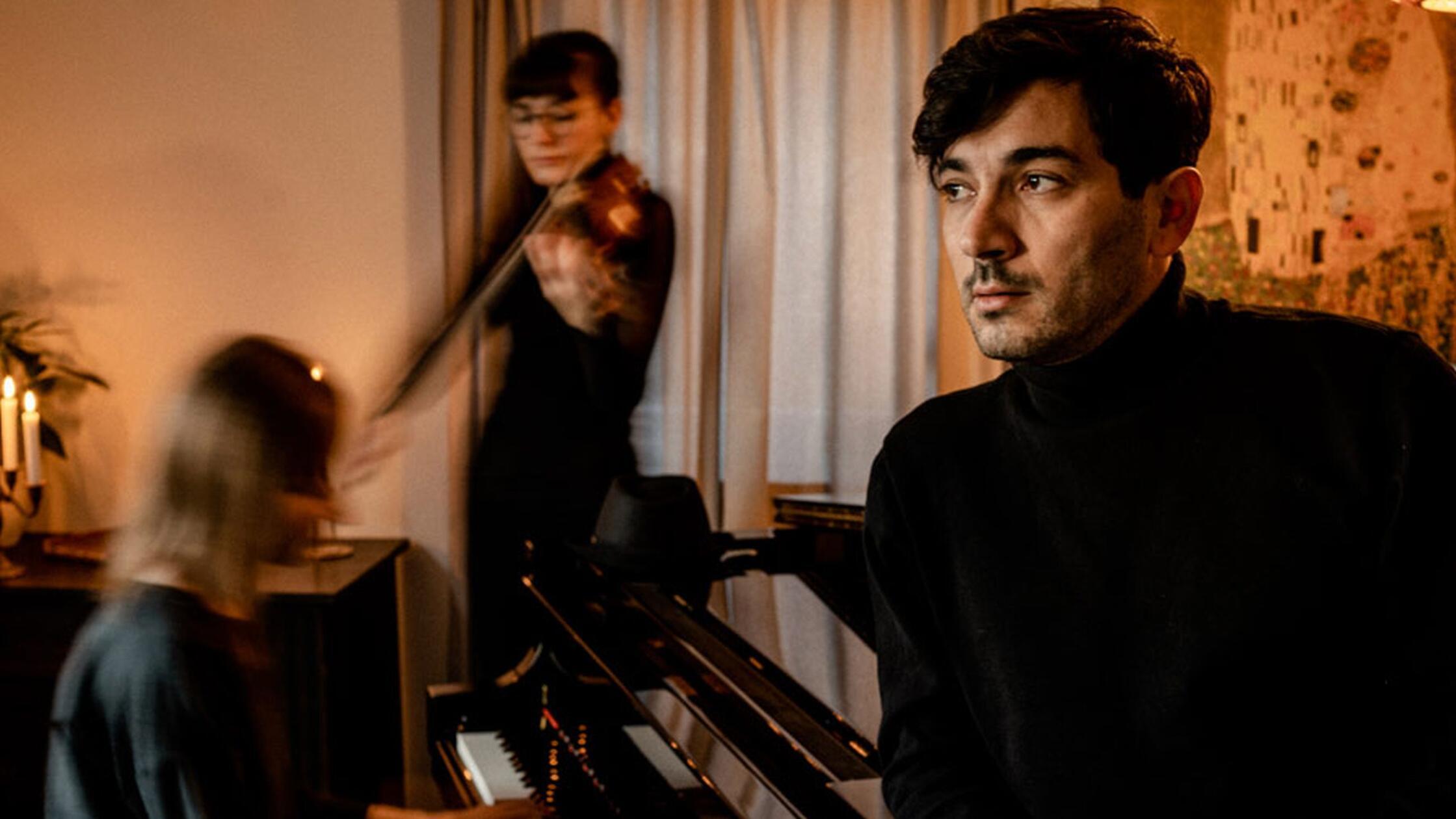 Das Ensemble Sincerely, a friend widmet sich dem Leben und Werk von Leonard Cohen. Am Samstag gastiert die Band mit ihrem Frontmann Alessandro Mega im Gutmann. Weltbekannte Songs wie "Hallelujah" sind ab 20 Uhr zu hören.