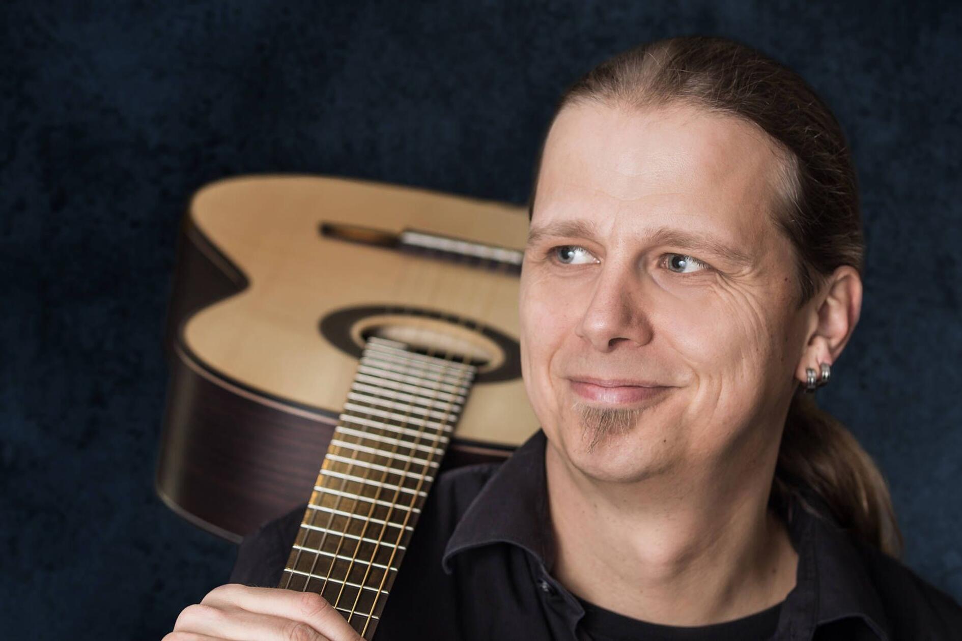 Mit einem neuen Reinhard-May-Programm kommt Liedermacher Stefan Eich alias Der Eich am Samstag in die Ansbacher Kammerspiele. Veranstaltungsbeginn ist um 20 Uhr.