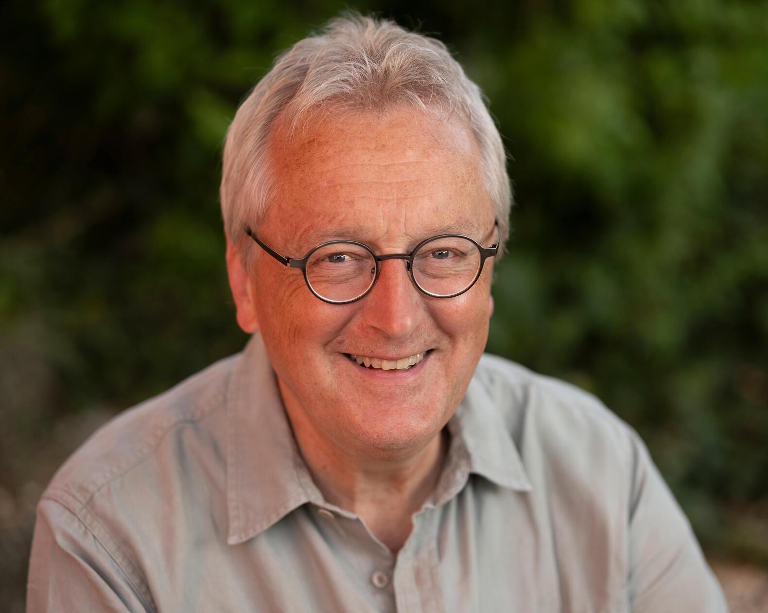 Er ist eine Größe der literarischen Szene in Franken: Autor Helmut Haberkamm. Seit Anfang der 1990er Jahre verschönert der aus dem beschaulichen Dachsbach im Aischgrund stammende Experte der Dialektpoesie die Welt mit seinen Schriften. Am Samstag gibt der Meister der fränkischen Sprache einen „Gräschkurs Fränkisch“ im Fifty-Fifty. Musikalisch untermalt wird Haberkamms Auftritt von Dschubbi Meyer-Wanke und Jerry Röschmann. Beginn: 20 Uhr