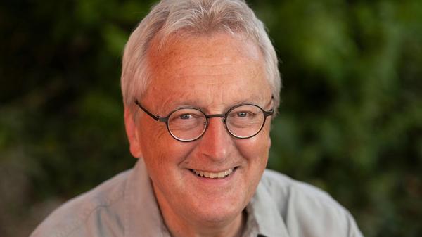 Er ist eine Größe der literarischen Szene in Franken: Autor Helmut Haberkamm. Seit Anfang der 1990er Jahre verschönert der aus dem beschaulichen Dachsbach im Aischgrund stammende Experte der Dialektpoesie die Welt mit seinen Schriften. Am Samstag gibt der Meister der fränkischen Sprache einen „Gräschkurs Fränkisch“ im Fifty-Fifty. Musikalisch untermalt wird Haberkamms Auftritt von Dschubbi Meyer-Wanke und Jerry Röschmann. Beginn: 20 Uhr