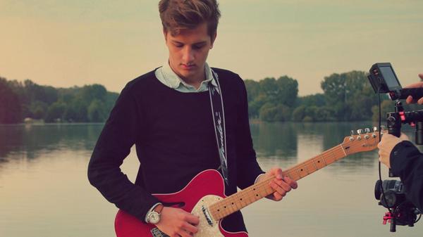 Nach einer etwas längeren Pause kehrt Sänger Ferdinand Schwartz mit neuem Material auf die Bühne zurück. Am Samstag stellt der Künstler, der schon mit Coldplay und Charlie Puth auf den Brettern stand, seine prickelnden Popsongs im Club Stereo vor. Beginn: 19.45 Uhr.