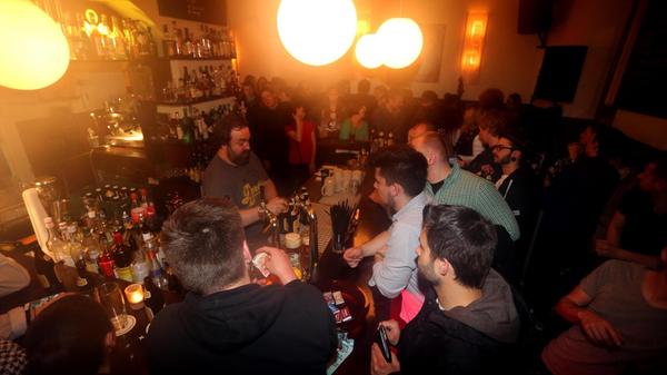 Es steigt immer dann, wenn die Tage heller werden und die ersten Blumen sprießen: das Bierchen & Bühnchen Festival in Gostenhof, Himpfelshof und Umgebung. Diesen Samstag geht das ehrenamtlich organisierte Musik-Event in die nächste Runde. Zentrale Anlaufstelle des Bierchen & Bühnchen ist die Hauptbühne auf dem Veit-Stoß-Platz. In Betrieb genommen wird sie um 16 Uhr vom Kneipenchor Fürth. Zu späterer Stunde laden Desi und Muz-Club zu Aftershow-Partys.