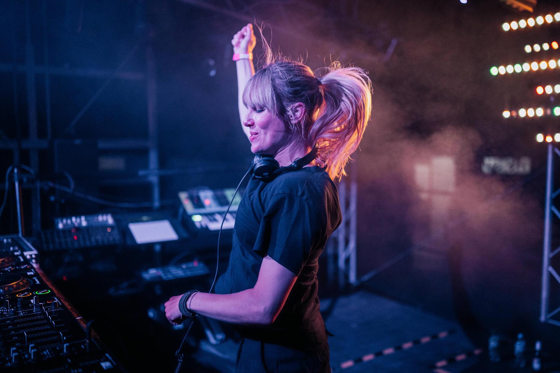 Die Rakete schickt Samstagnacht Produzentin Anna Reusch hinter die Decks. Die Musikerin bringt die Meute mit knackigem Techno ins Schwitzen. Drum herum legen Milan Milano, Bernhard Groeger und Tysher auf. Beginn: 23 Uhr.